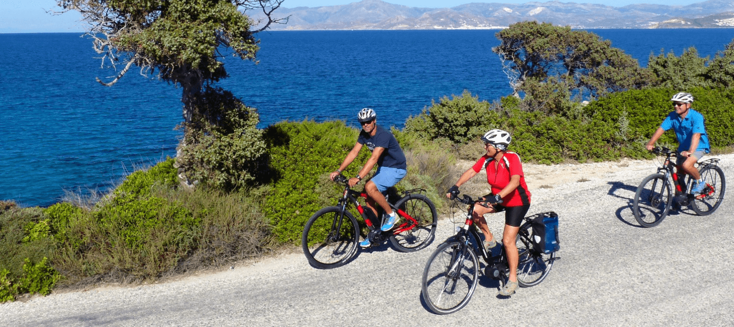 volotrek-radreisen-slider-ebike-1 Velotrek Fahrradreisen - Deri Radfahrer. ImHintergrund das Meer